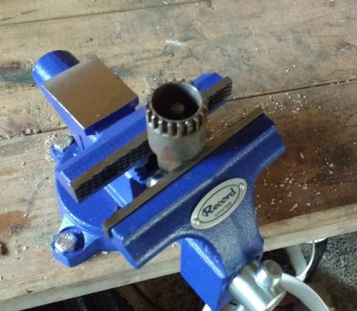 Step 4 : Put your modified tool in the bench vise and then use the frame as a giant lever